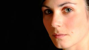 Eine junge Frau mit ernstem Blick (Foto: IMAGO / Design Pics)