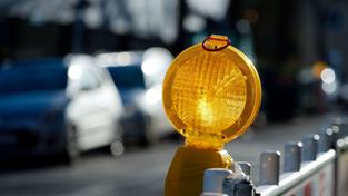 Schilder einer Verkehrsbaustelle (Foto: IMAGO / Zoonar)