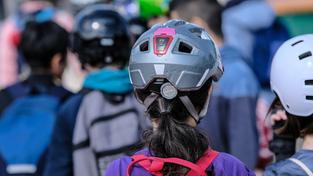 Schülerinnen auf dem Schulweg mit Fahrrad und Fahrradhelm (Foto: IMAGO / Michael Gstettenbauer)
