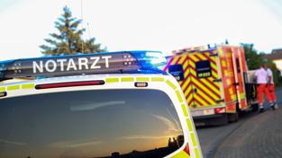 Blaulicht auf einem Notarzt-Einsatzfahrzeug (Foto: IMAGO / Tim Oelbermann)