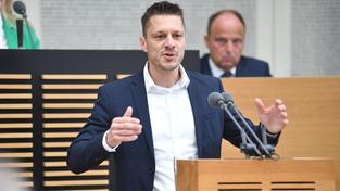 Raphael Schäfer bei der Haushaltsdebatte im saarländischen Landtag am 18.10.2023 (Foto: BeckerBredel)