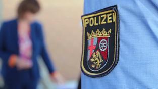 Abzeichen auf der Uniform eines rheinland-pfälzischen Polizisten (Foto: IMAGO / Björn Trotzki)
