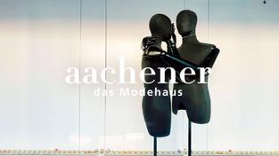 Bildmontage: Zwei Schaufensterpuppen stehen trauernd hinter dem Logo des „Aachener“ Modehauses in einem Schaufenster der ehemaligen Galeria-Karstadt Kaufhof Filiale in der Bahnhofstraße in Saarbrücken (Foto: IMAGO / BeckerBredel, Logo/Aachener, SR/Knöbber)