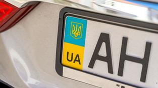 Ein ukrainisches Autokennzeichen (Foto: IMAGO / Bihlmayerfotografie)
