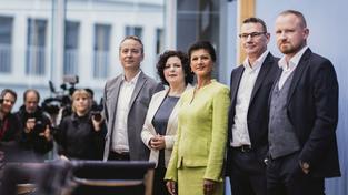 Christian Leye, MdB, Ralph Suikat, Unternehmer, Sahra Wagenknecht, MdB, Amira Mohamed Ali, MdB, und Lukas Schoen, ehem. Geschaeftsfuehrer Die Linke NRW, aufgenommen im Rahmen einer Pressekonferenz zur Gruendung des Vereins Buendnis Sahra Wagenknecht (Foto: IMAGO / photothek)