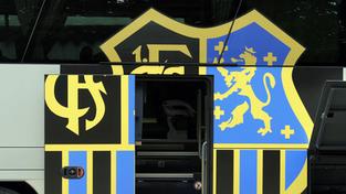 Logo des 1. FC Saarbrücken auf einem Bus mit offener Tür (Foto: IMAGO / BeckerBredel)