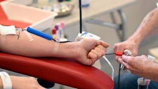 Blut- bzw. Plasma-Spende (Foto: IMAGO / Photo News)