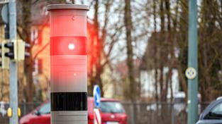 Eine Blitzersäule zur Geschwindigkeitskontrolle (Foto: IMAGO / Bihlmayerfotografie)