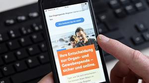 Die Internetseite des Online-Organspenderegisters auf einem Smartphone (Foto: IMAGO / epd)