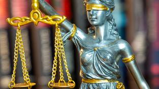 Nahaufnahme einer Justitia als Symbolbild (Foto: IMAGO / Herrmann Agenturfotografie)