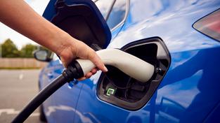Ein Elektroauto wird an der Ladesäule aufgeladen. (Foto: IMAGO / Shotshop)