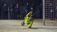 Batz hält den entscheidenden Elfmeter im Pokalkrimi des FCS gegen den KSC (Foto: imago images / Kirchner-Media)
