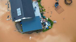 Hochwasser in einer Wohnsiedlung in Blieskastel (Foto: IMAGO / Bernd März)