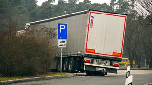 Ein Lkw ist auf einem Autobahn-Parkplatz abgestellt (Foto: IMAGO / Manfred Segerer)