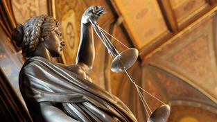 Skulptur der Justitia in einem Gerichtsgebäude (Foto: IMAGO / Karina Hessland)