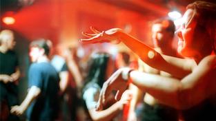 Tanzende Clubgänger bei einer Party (Foto: IMAGO / David Heerde)