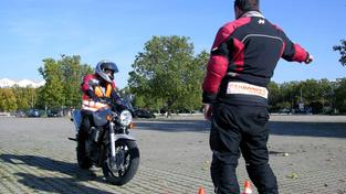 Ein Fahrlehrer mit einem Motorrad-Schüler auf dem Übungsplatz (Foto: IMAGO / blickwinkel)