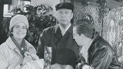 Heinz Becker (Gerd Dudenhöffer), Star in den dritten Programmen der ARD mit Filmfrau Hilde (Alice Hoffmann) und Sohn Stefan (Gregor Weber). (Foto: Imago Images/Becker & Bredel)