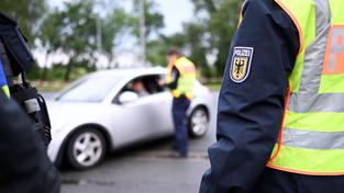 Beamte der Bundespolizei kontrollieren einen Autofahrer (Foto: IMAGO / diebildwerft)