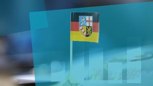 Balkendiagramm vor einem Saarland-Fähnchen: Der Saarlandtrend zeigt die politische Stimmung im Land auf (Foto: imago/BeckerBredel, SR/Knöbber)
