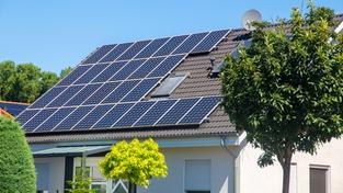 Einfamilienhaus mit Photovoltaikanlage (Foto: IMAGO / Herrmann Agenturfotografie)