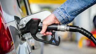 Eine Person betankt ein Auto mit Kraftstoff (Foto: IMAGO / Panthermedia)