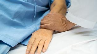 Ein Patient wird von einem Arzt behandelt (Symbolbild) (Foto: IMAGO / Panthermedia)