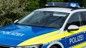 Ein Polizeifahrzeug mit Blaulicht (Foto: IMAGO / Fotostand)