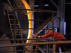 Ein Stahlarbeiter im Stahlwerk Bous (Foto: IMAGO / BeckerBredel)