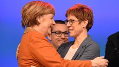 Bundeskanzlerin Angela Merkel unterstützt Saarlands Ministerpräsidentin Annegret Kramp-Karrenbauer beim CDU-Wahlkampfabschluss am 23. März 2017 in St. Wendel (Foto: imago images / Becker&Bredel)