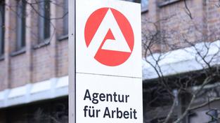 Das Logo der Agentur für Arbeit im Winter (Foto: IMAGO / Revierfoto)