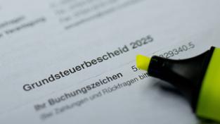 Ein Grundsteuerbescheid (Foto: IMAGO / Bernd Leitner)