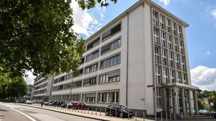 Das Gebäude der Finanzbehörden in Saarbrücken am Stadtgraben (Finanzamt und Finanzministerium) (Foto: IMAGO / BeckerBredel)