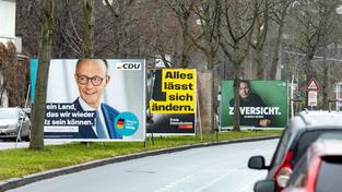Wahlplakate zur Bundestagswahl der CDU, FDP und Grünen am Straßenrand (Foto: IMAGO / Bonn.digital)