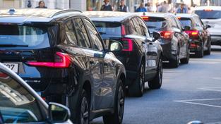 Fahrzeuge in der Innenstadt (Foto: IMAGO / Michael Gstettenbauer)