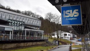Ein Schild zur Rezeption des LSVS, im Hintergrund die Mensa (Foto: imago/Becker&Bredel)