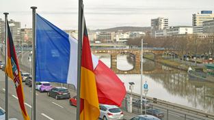 Flaggen des Saarlandes, Frankreichs und Deutschland wehen vor dem Saarländischen Landtag (Foto: IMAGO / BeckerBredel)