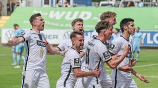 Das Elversberger Team jubelt, weil es den Aufstieg in die zweite Liga geschafft hat. (Foto: IMAGO / Rene Schulz)