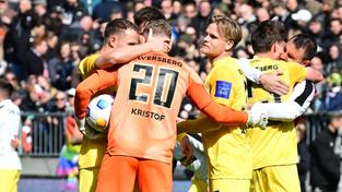 SV Elversberger Spieler urarmen sich nach dem 4:3-Auswärtssieg gegen St. Pauli  (Foto: IMAGO / Lobeca)