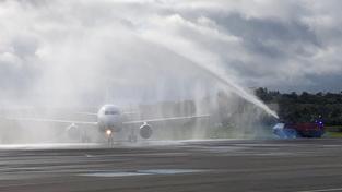 Begrüßung durch die Flughafenfeuerwehr der A320 der Freebird Airlines Europe (Foto: Max Zettler/SR)