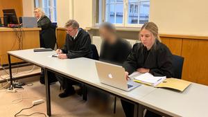 Der Angeklagte im Cybertrading-Prozess am 15.01.2025 mit seinen Anwälten am Landgericht Saarbrücken (Foto: Niklas Resch/SR)