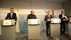 Vier der Innenminister (v.l.n.r.): Ralf Jäger (Nordrhein-Westfalen), Klaus Bouillon (Saarland), Thomas de Maizière (Bund) und Lorenz Caffier (Mecklenburg-Vorpommern). (Foto: Pasquale D'Angiolillo)