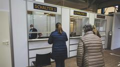 Menschen stehen im Neunkircher Impfzentrum Schlange (Foto: Felix Schneider/SR)