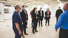 Gesundheitsministerin Bachmann, Gesundheitsstaatssekretär Kolling und weitere Menschen im Neunkircher Impfzentrum (Foto: Felix Schneider/SR)