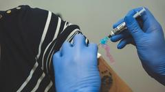 Eine Person erhält in Neunkirchen eine Impfung gegen das Coronavirus (Foto: Felix Schneider/SR)