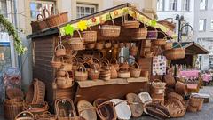 In der St. Wendeler Altstadt entdeckt man an rund 100 dekorierten Buden kunsthandwerkliche (z.B. Keramik, Kränze, Körbe, Bilder, Blumenarrangements) sowie kulinarische Highlights (Foto: Kristina Scherer)