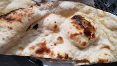 Indisches Naan-Brot. Das Fladenbrot wurde im Tandur-Ofen gebacken (Foto: SR/Sven Rech)