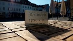 Schild mit der Aurschrift „Stammtisch reserviert“ auf dem leeren St. Johanner Markt (Foto: Sebastian Knöbber/SR)