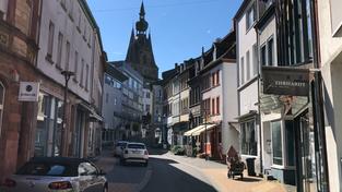Eine Straße in St. Wendel mit unterschiedlichen Geschäften zum einkaufen (Foto: SR/Max Zettler)