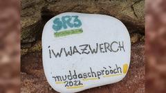 Uff Schtään geschrieb: iwwazwerch (Foto: SR/Patrick Feltes)